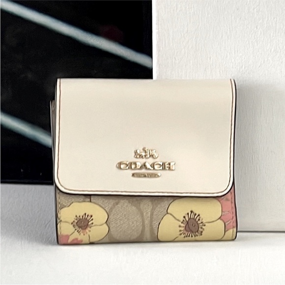 COACH Wallet - Picture 4 of 7